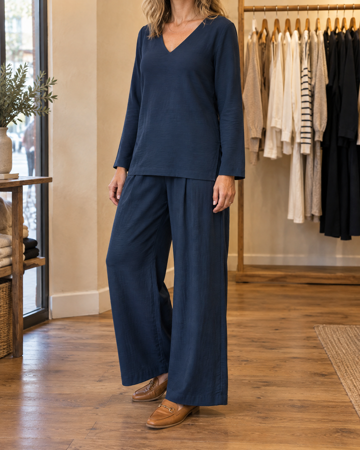 Suzanne - Stretch Travel Set in navy, side view