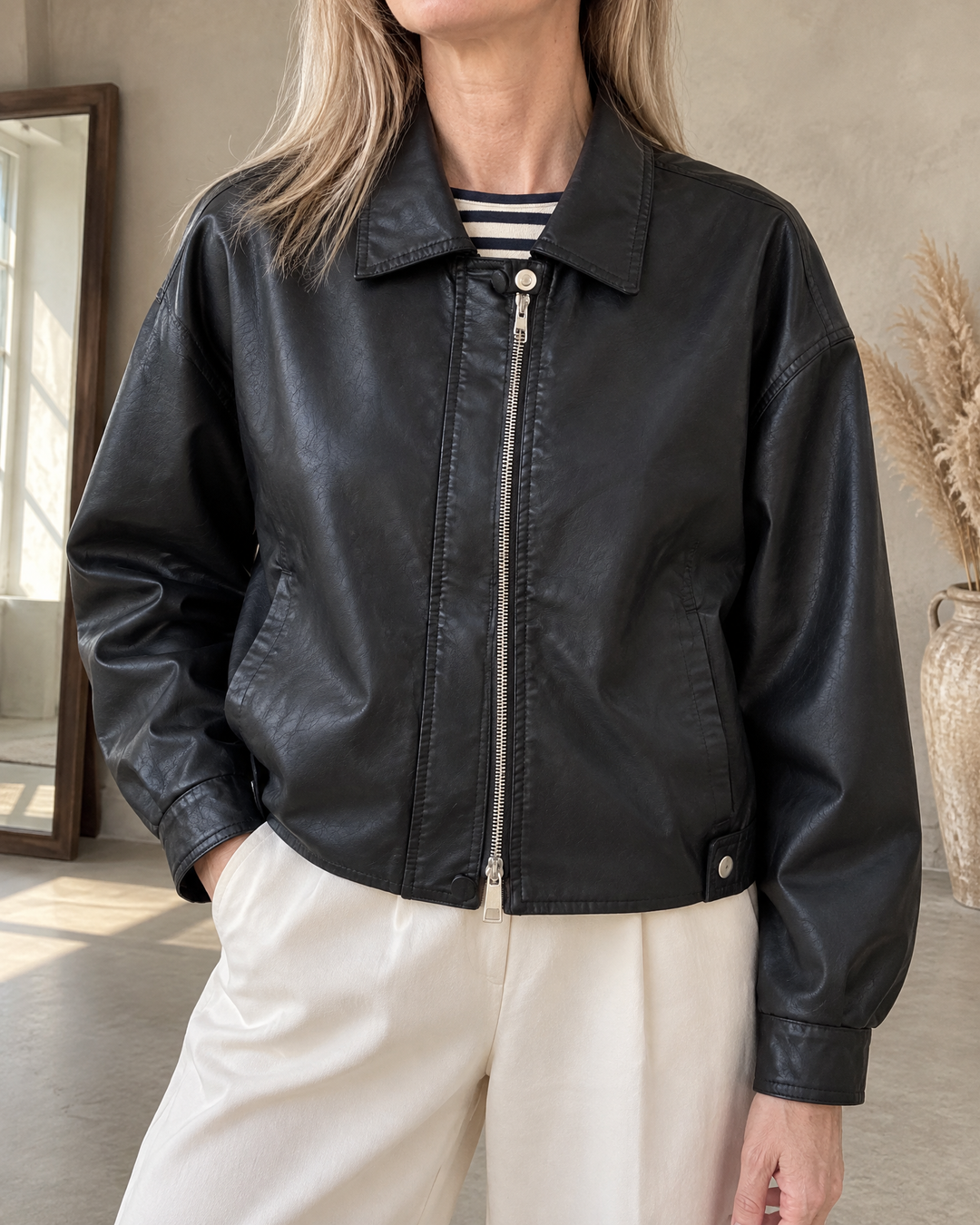Ysaline - Boxy Faux Leather Jacket in black, detail of the collar, the press stud and the zip