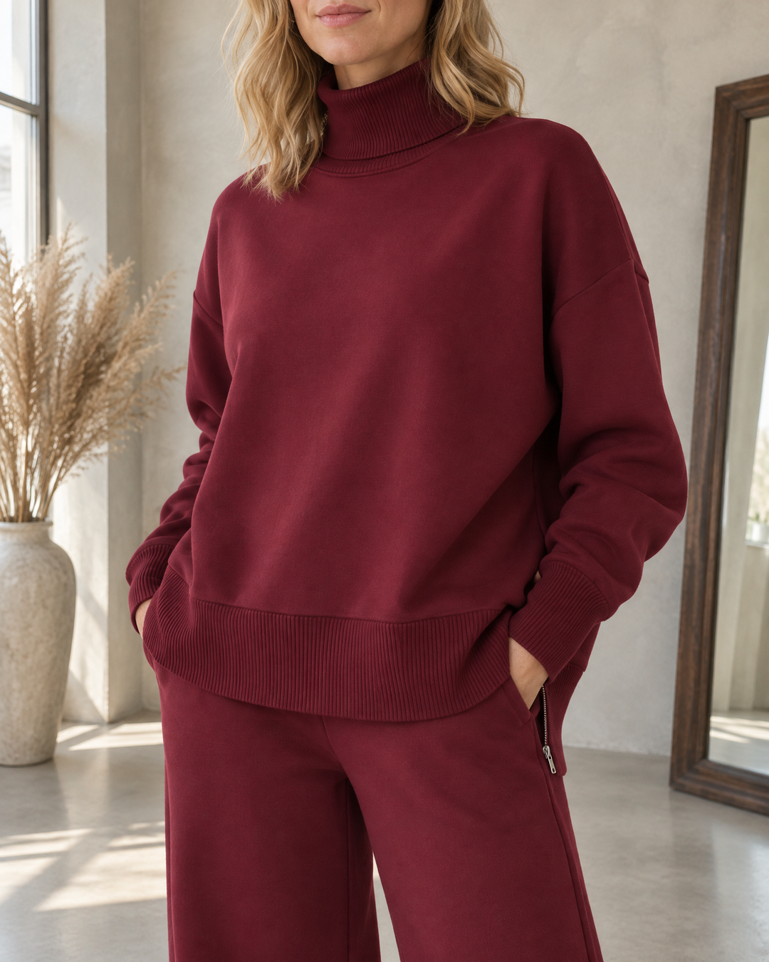 Pauline - Turtleneck Sweatshirt Set in wine, detail of the turtleneck, the rib and the zip pocket