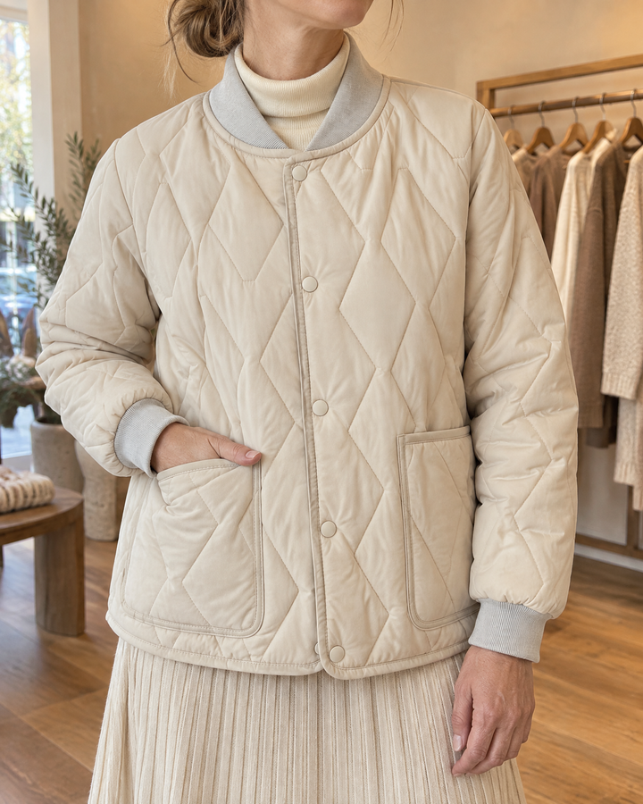Dominique - Rib Collar Quilted Jacket in cream, detail of the rib-knit collar, the press studs and the quilting