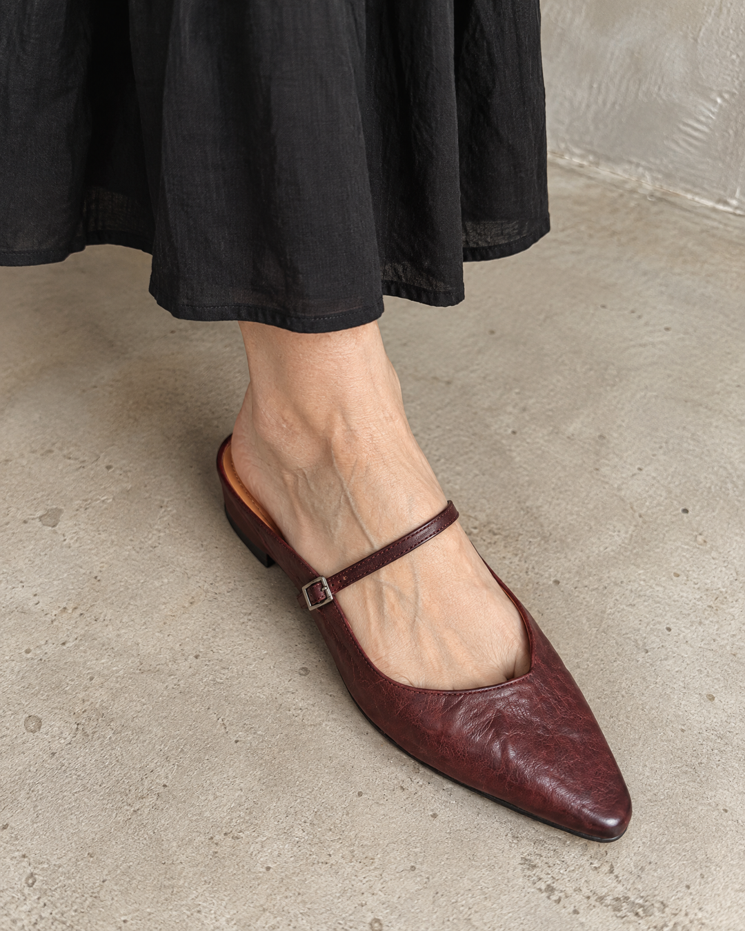 Felicie - Leather Mary Jane Mules in burgundy, detail of the strap, the buckle and the leather