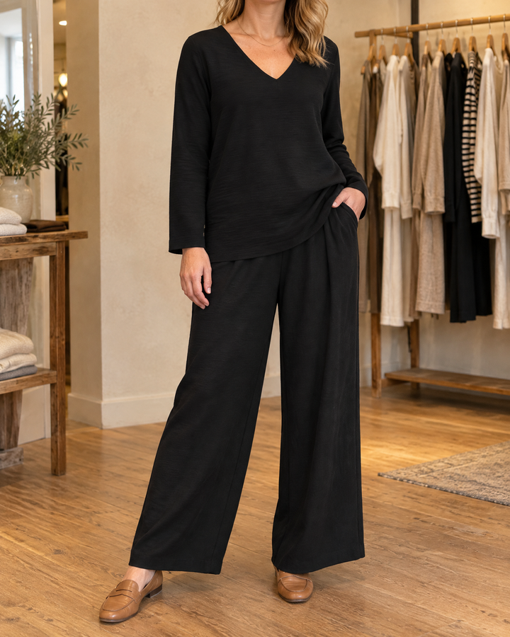 Suzanne - Stretch Travel Set in black, front view